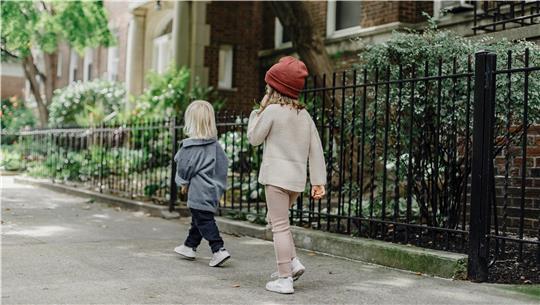 Ein Mann soll in der Wesermarsch Kinder an der Straße angesprochen haben: Sie sollten in sein Auto steigen (Symbolbild).