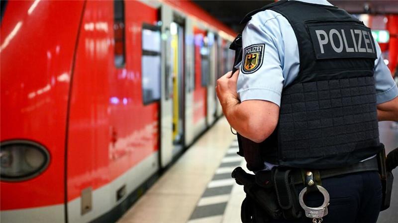 Fahrgäste in S-Bahn in München mit Messer bedroht Ein Mann soll in einer Münchner S-Bahn Fahrgäste mit einem Küchenmesser bedroht haben. (Archivbild)
