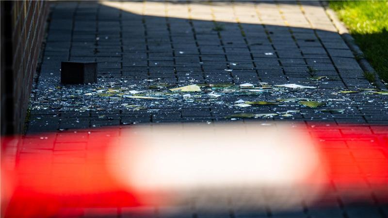 Ein Mann soll seine Partnerin im gemeinsamen Zuhause im Landkreis Rotenburg getötet haben. 