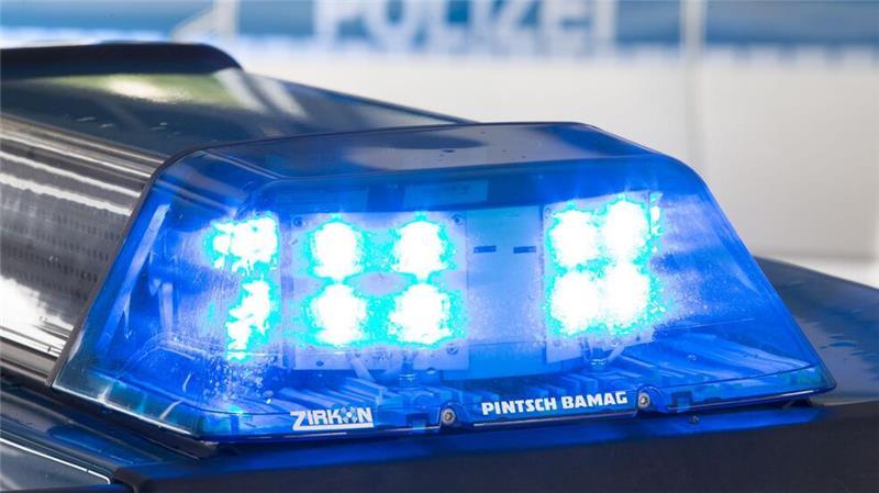 Ein Mann soll seine Tochter über den Balkon gehalten haben - die Polizei in Wolfsburg rückte zu einem Großeinsatz aus. (Symbolfoto) 