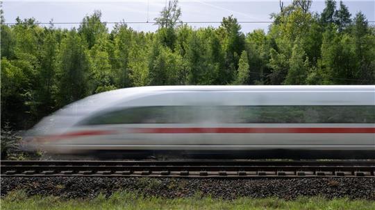 Ein Mann soll sich in einem ICE am Harburger Bahnhof entblößt haben. (Symbolbild)