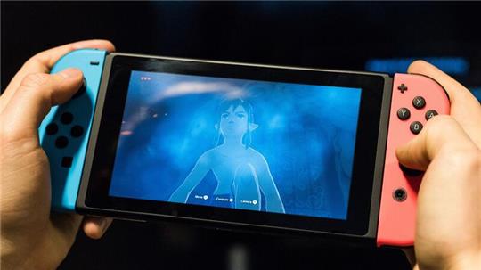 Ein Mann spielt auf der Nintendo Switch Konsole „The Legend of Zelda“.