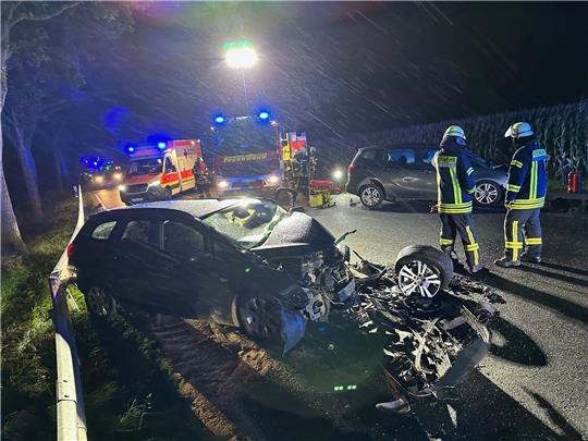 Ein Mann stirbt bei einem Autounfall auf der Bundesstraße 73 zwischen Düdenbüttel und Himmelpforten. Foto: Frank Ewald / Feuerwehren Samtgemeinde Oldendorf-Himmelpforten