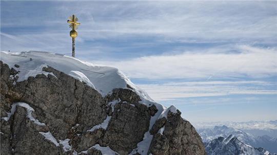 Ein Mann stirbt nach einem Blitzeinschlag auf der Zugspitze. (Symbolbild)