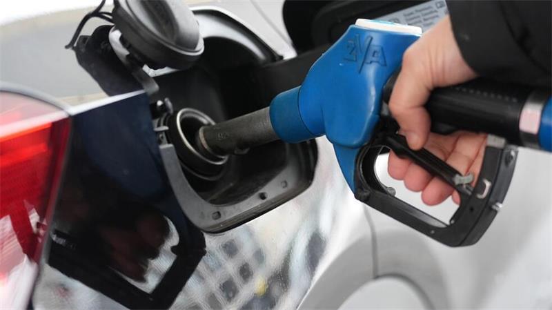 Ein Mann tankt an einer Tankstelle ein Auto voll.