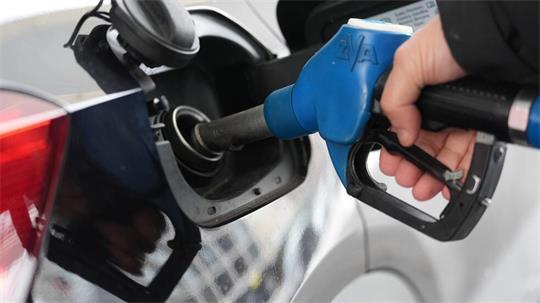 Ein Mann tankt an einer Tankstelle ein Auto voll.