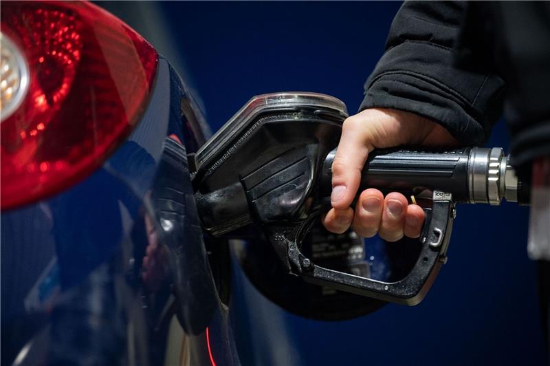 Ein Mann tankt seinen Wagen an einer Tankstelle.