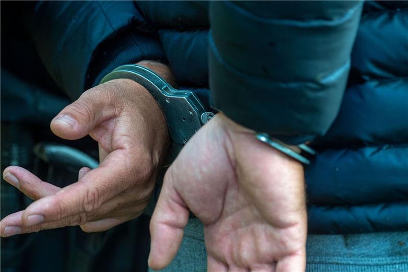 Zwei Männer nach Drogenfunden in Untersuchungshaft Ein Mann trägt Handschellen.