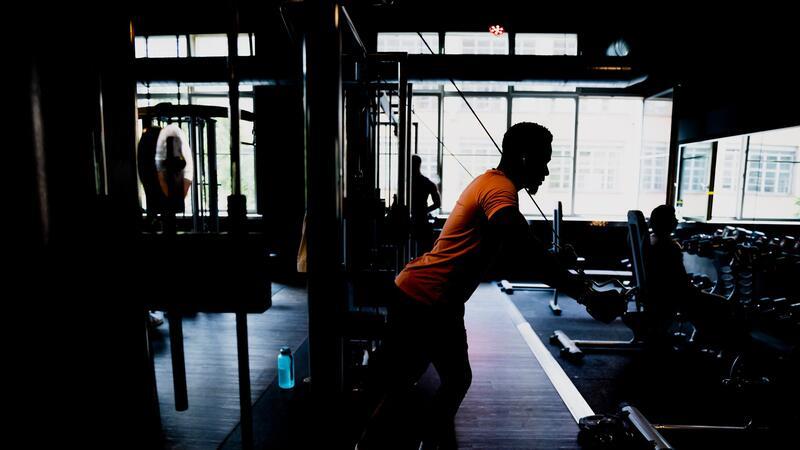Ein Mann trainiert in einem Fitnessstudio in Berlin. Der Bund der Versicherer (BdV) hält einige Regelungen eines Versicherungstarifs der Generali-Tochter Dialog Lebensversicherungen für intransparent.
