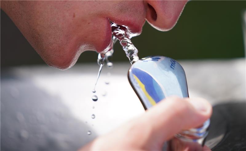 Zu wenige Wasserspender: Obdachlose in Hamburg sind Hitze „schutzlos ausgeliefert“ Ein Mann trinkt aus einem öffentlichen Wasserspender an der Außen Alster. Bisher gibt es 48 Trinkwasserspender im Stadtgebiet. Foto: Marcus Brandt/dpa
