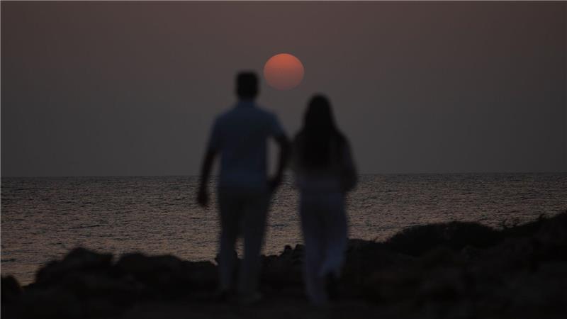 Bilder des Tages Ein Mann und eine Frau spazieren in der Nähe des Strandes Es Cargol in Santanyi auf Mallorca während des Sonnenuntergangs.