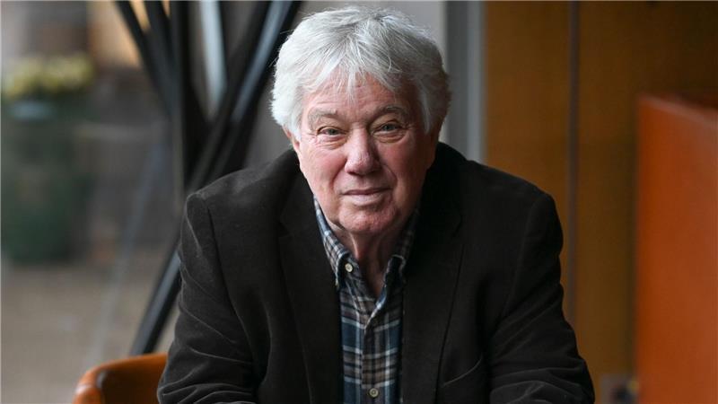 Ein Mann und seine Gitarre: Rolf Zuckowski spielt im Dunkeln. (Archivbild)