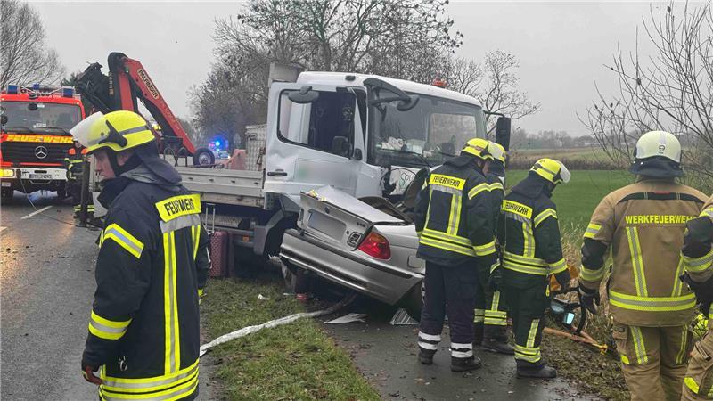 Drei Tote auf der L111 bei Bützfleth: Wie kam es zu dem Verkehrsunglück? Ein Mann und zwei Frauen sind in dem BMW gestorben.