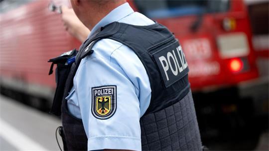 Ein Mann verletzt zwei Bundespolizisten im Bahnhof von Neumünster