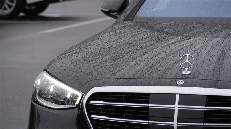 Ein Mann war mit einer S-Klasse von Mercedes unterwegs, die erhebliche Mängel aufwies, meldet die Hamburger Polizei (Symbolbild).
