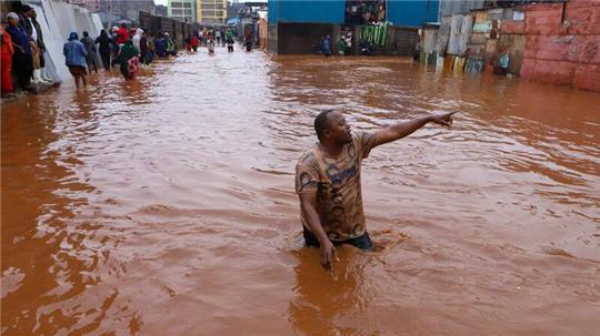 Ein Mann watet in Nairobi durch das Hochwasser.