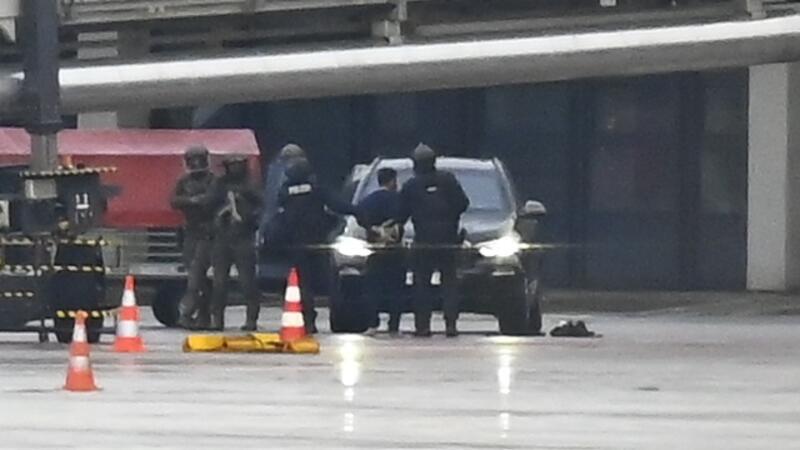 Geiselnahme auf Hamburger Flughafen beendet - Stader Kind befreit Ein Mann wird auf dem Flughafen von der Polizei weggeführt. Ein bewaffneter Buxtehuder hatte auf dem Airport seine vierjährige Tochter in seiner Gewalt gehalten.