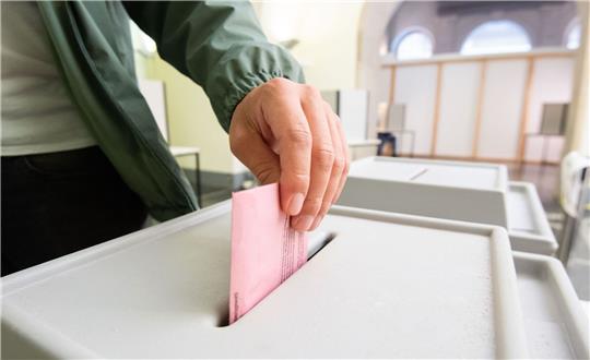 Ein Mann wirft seinen Stimmzettel in eine Urne. Foto: dpa (Symbolbild)