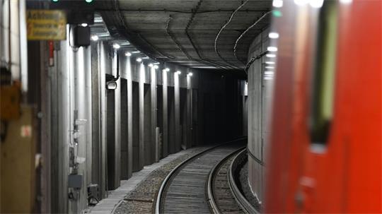Ein Mann wollte im S-Bahn-Tunnel in Harburg urinieren (Symbolbild).