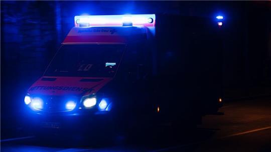 Ein Mann wurde bei einem Unfall auf der B73 in Stade verletzt.
