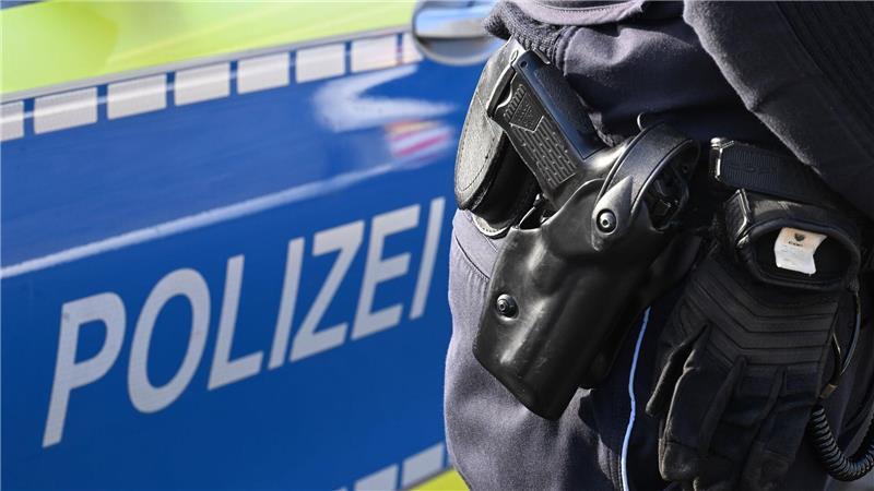 Bewaffneter Mann von Polizisten bei München angeschossen Ein Mann wurde von Beamten am Oberschenkel angeschossen. (Symbolbild)