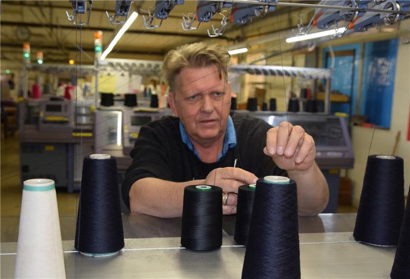 Nordisch und naturnah: Siegel in Stade strickt an seiner Zukunft Ein Mann zwischen Kapitalismus und Hippie -Dasein: Frank-Karl Siegel, Chef und auch Arbeiter in der eigenen Strickfabrik. Fotos Strüning (3)