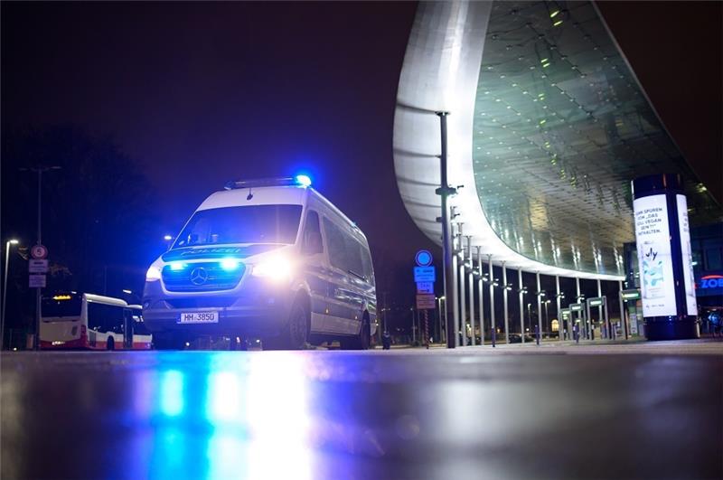 Mehr Polizei- und Rettungseinsätze an Hamburger Bahnhöfen Ein Mannschaftswagen der Polizei steht vor dem ZOB. Die Zahl der Einsätze von Polizei und Feuerwehr an den Hamburger Bahnhöfen hat in den vergangenen zwei Jahren deutlich zugenommen. Foto: Jonas Walzberg/dpa