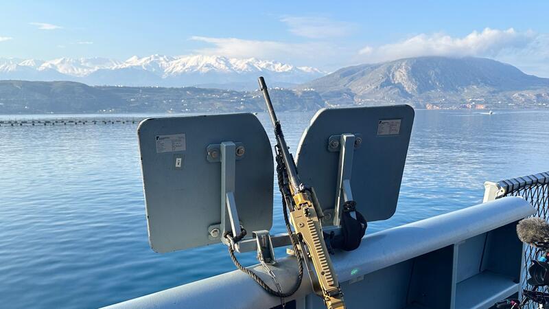 Bundestag gibt Startsignal für Marine-Einsatz im Roten Meer Ein Maschinengewehr MG3 an Bord der Fregatte „Hessen“.