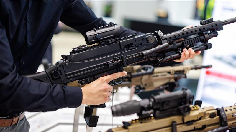 Deutsche Waffenfirmen an der Börse Ein Maschinengewehr von Heckler & Koch bei der Nürnberger Fachmesse Enforce Tac.