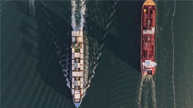 Ein Massengutfrachter und ein Frachtschiff passieren den Panamakanal.