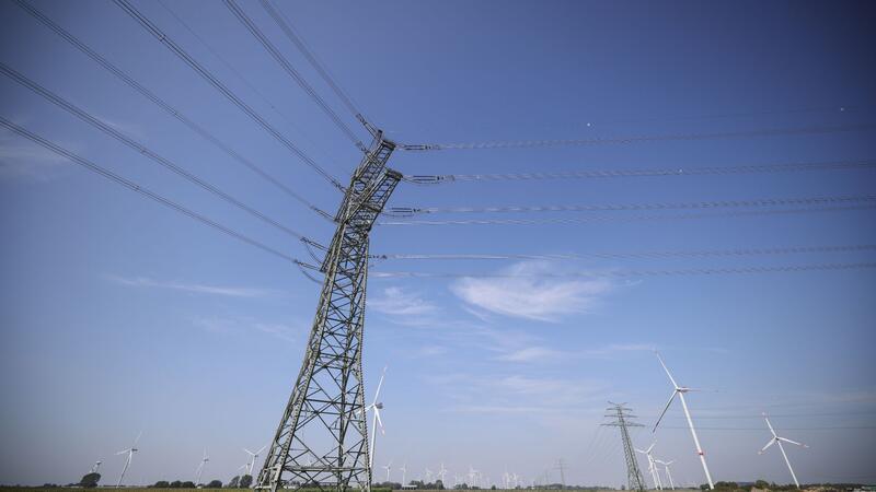 Ein Mast der Westküstenleitung, aufgenommen bei einem Pressetermin.
