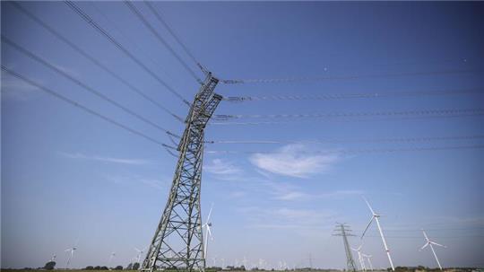Ein Mast der Westküstenleitung, aufgenommen bei einem Pressetermin.
