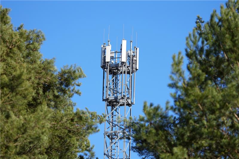 Telekom baut Mobilfunknetz im Alten Land weiter aus Ein Mast mit Mobilfunk-Antennen. Foto: Soeren Stache/DPA