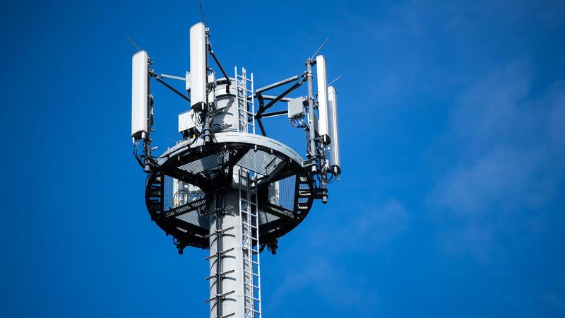 Telekom verbessert Mobilfunkversorgung an der A26 Ein Mast mit verschiedenen Antennen von Mobilfunkanbietern.