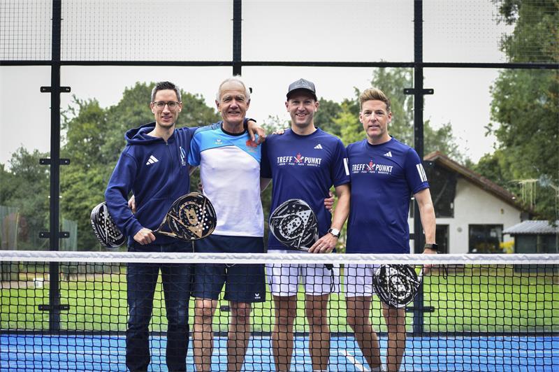 Ein Match auf dem neuen Fredenbecker Padelplatz: Tim Reichert und Thomas Schulze spielen gegen Sven Klug und Sören Pampuch.