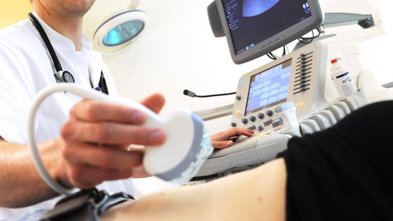 Debatte um Verbote: Patienten sollen vor Arzt-Leistungen geschützt werden Ein Mediziner führt eine Ultraschall-Untersuchung durch. Sogenannte IGeL-Leistungen mussten bislang von den Patienten selbst gezahlt werden.