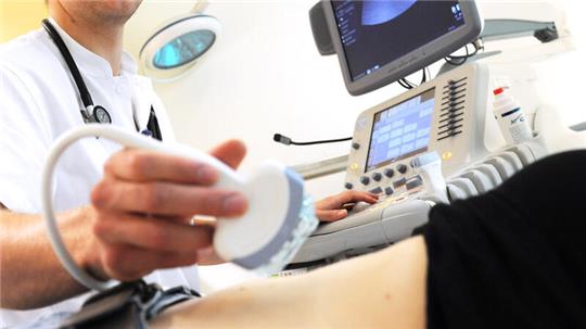 Ein Mediziner führt eine Ultraschall-Untersuchung durch. Sogenannte IGeL-Leistungen mussten bislang von den Patienten selbst gezahlt werden.