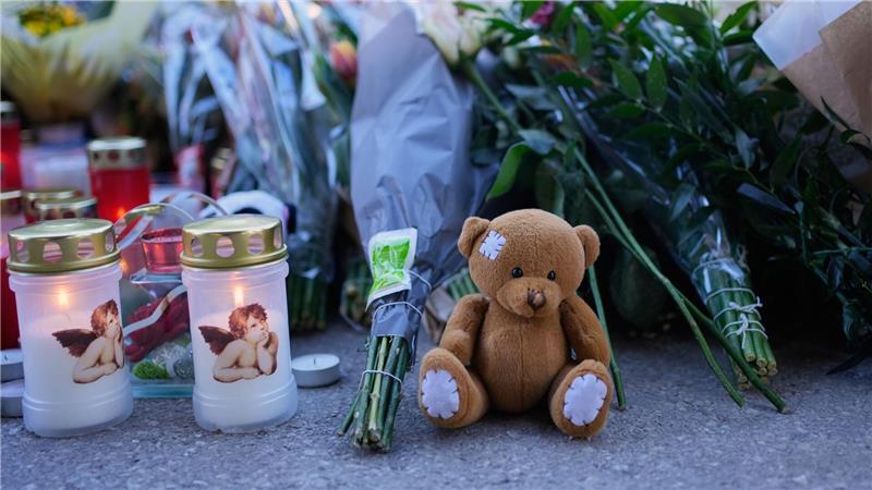 Ein Meer aus Kerzen, Blumen und Stofftieren erinnert an die Opfer.