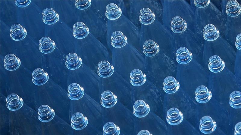 Mehr Menge für weniger Geld: Sorgen in der Plastikbranche Ein Meer von Plastikflaschen, die nach ihrer Leerung wieder genutzt werden. (Symbolbild)