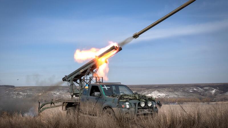 Krieg gegen die Ukraine: So ist die Lage Ein Mehrfachraketenstartsystem auf einem Pickup feuert auf russische Stellungen an der Frontlinie nahe Bachmut.