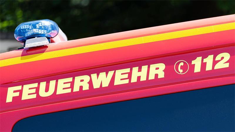 Ein Mehrfamilienhaus in Hannover brennt nach einer Explosion. (Symbolbild)