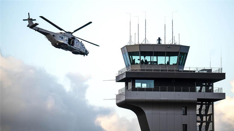 Spionagealarm? Verdächtige Drohnen über Fliegerhorst Nordholz gesichtet Ein Mehrzweckhubschrauber NH-90 NTH "Sea Lion" fliegt am Tower vom Marinefliegerstützpunkt Nordholz vorbei. Über dem Fliegerhorst soll mindestens eine Drohne gesichtet worden sein (Symbolbild).