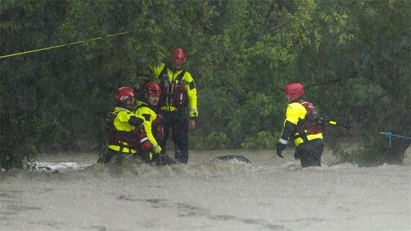 Ein Mensch ist bei den Überschwemmungen gestorben. 