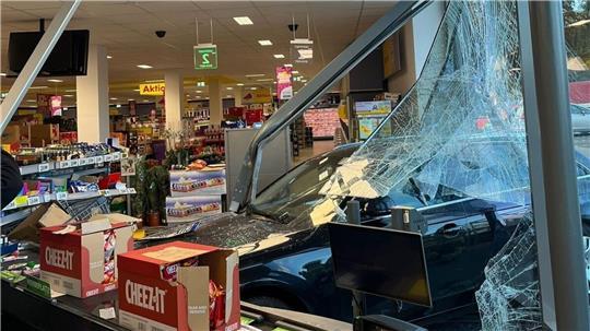 89-Jährige kracht mit ihrem Auto durch Scheibe von Netto-Markt Ein Mensch wird verletzt, als das Fahrzeug ins Geschäft fährt. Die Feuerwehr befreit den Wagen mit einer Winde.