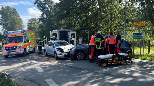 Ein Mensch wurde bei dem Unfall in Wischhafen leicht verletzt.