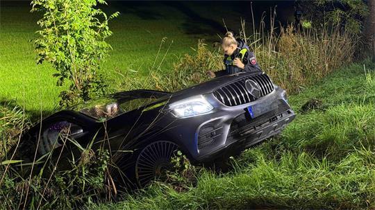 Ein Mercedes Coupé kam auf der L111 bei Barbnkrug von der Strraße ab.