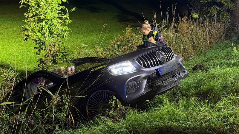 Ein Mercedes Coupé kam auf der L111 bei Barnkrug von der Straße ab.