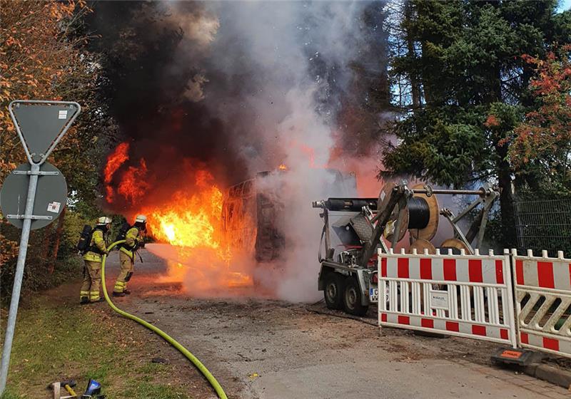 Ein Mercedes-Transporter ist am Donnerstagmorgen in Stade-Haddorf in Brand geraten. Foto: Beneke