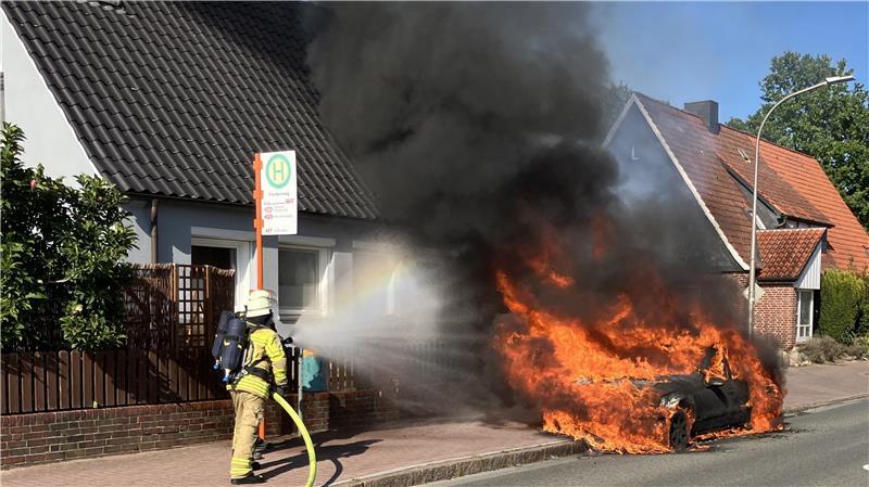 Mercedes fängt in Stade während der Fahrt Feuer Ein Mercedes in der Sachsenstraße in Stade steht in Flammen.