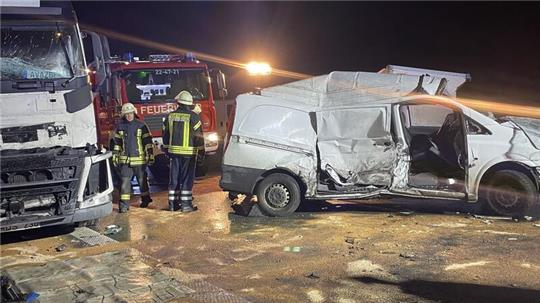 Ein Mercedes ist von der Autobahn 1 abgekommen. Der Fahrer wurde schwer verletzt.